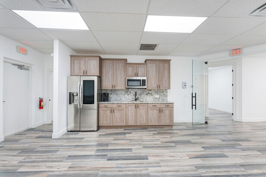 More Photos Of 3911 Golf Park Loop, Bradenton Office For Lease