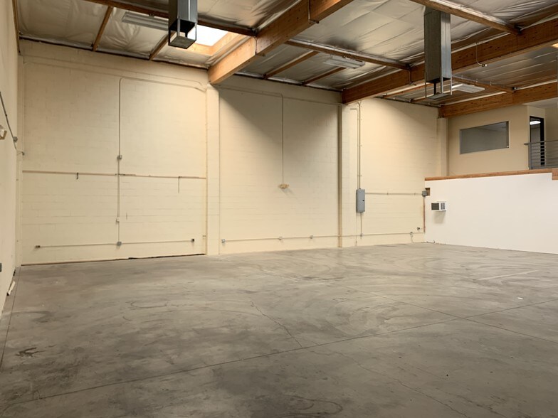 More Photos Of 9641 Owensmouth Ave, Chatsworth Warehouse For Lease