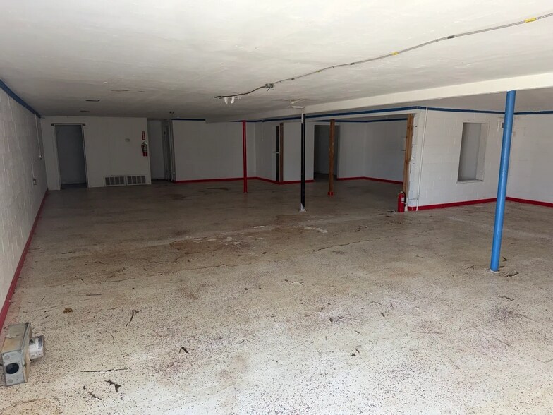 More Photos Of 204 W Veterans Memorial Hwy, Blanchard General Retail For Sale