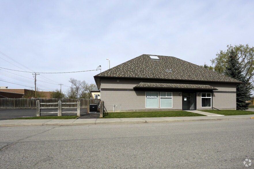 More Photos Of 37 2nd Ave SE, High River Office For Sale