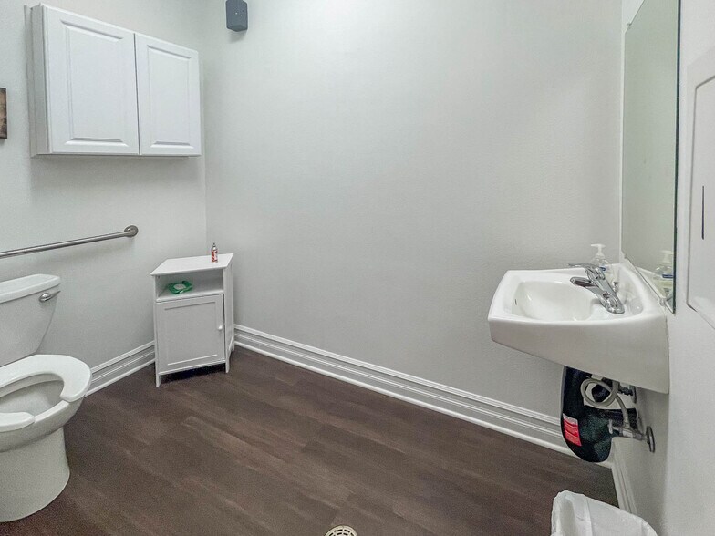 More Photos Of 2198 NE Stephens St, Roseburg Medical For Sale