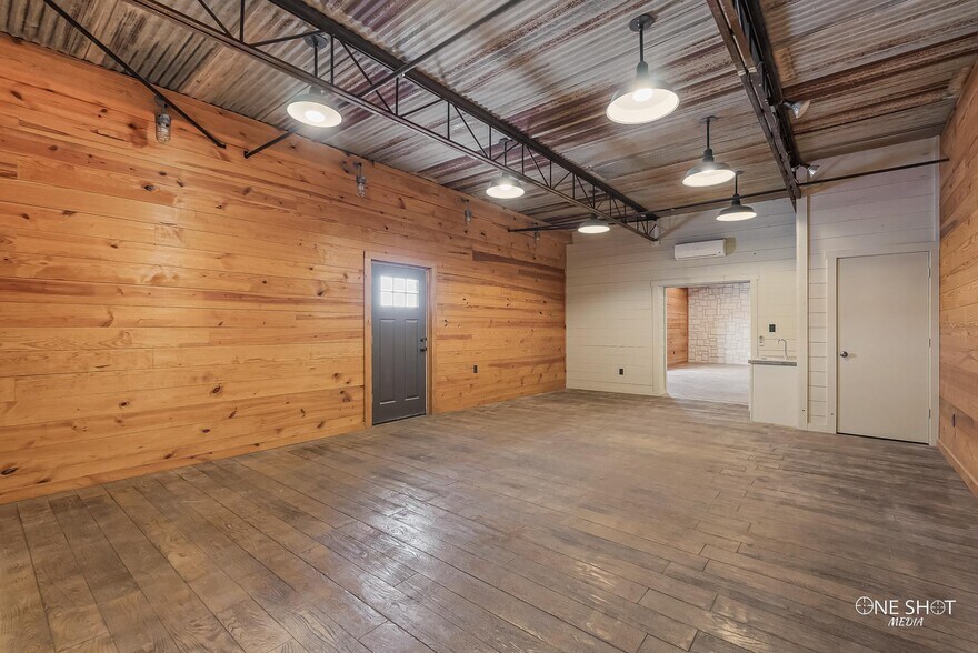 More Photos Of 1929 S Treadaway Blvd, Abilene Showroom For Lease