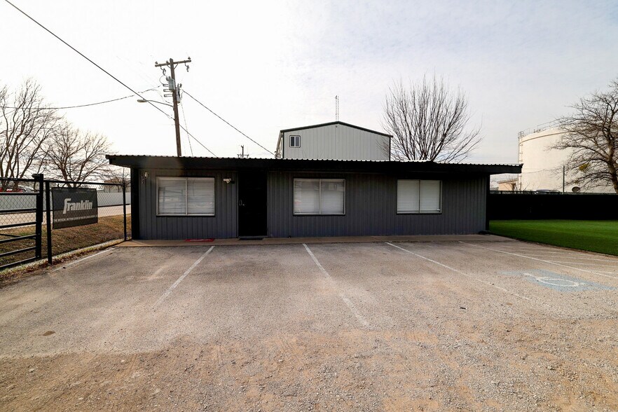 Primary Photo Of 415 Topeka Ave, Justin Warehouse For Sale