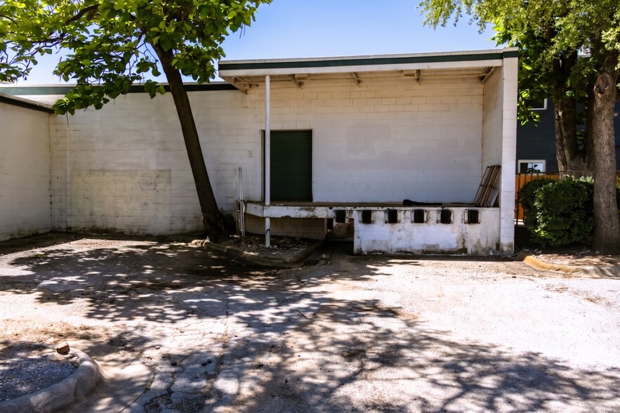 More Photos Of 1314 W Hickory St, Denton Freestanding For Lease