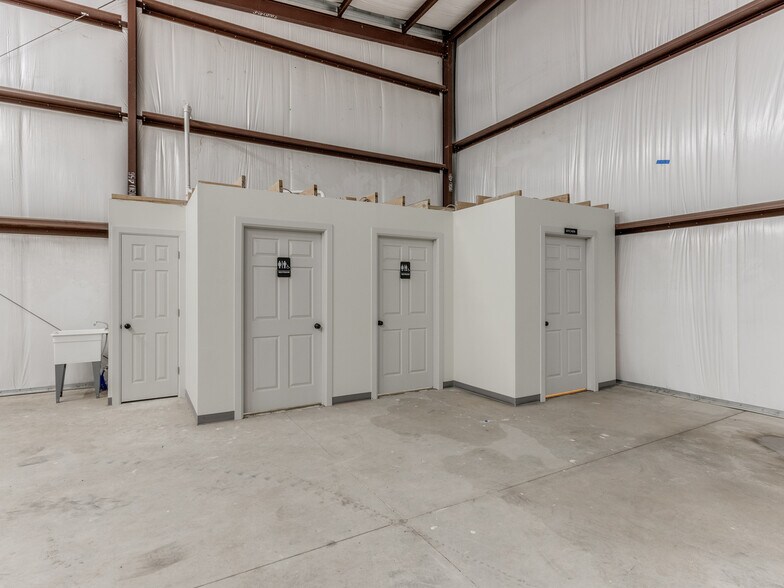 More Photos Of 18608 NE 23rd St, Harrah Light Distribution For Lease