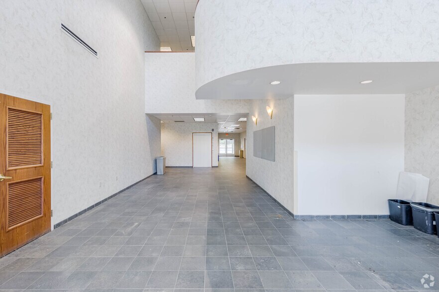 More Photos Of 120-140 E Kensinger Dr, Cranberry Township Office For Sale