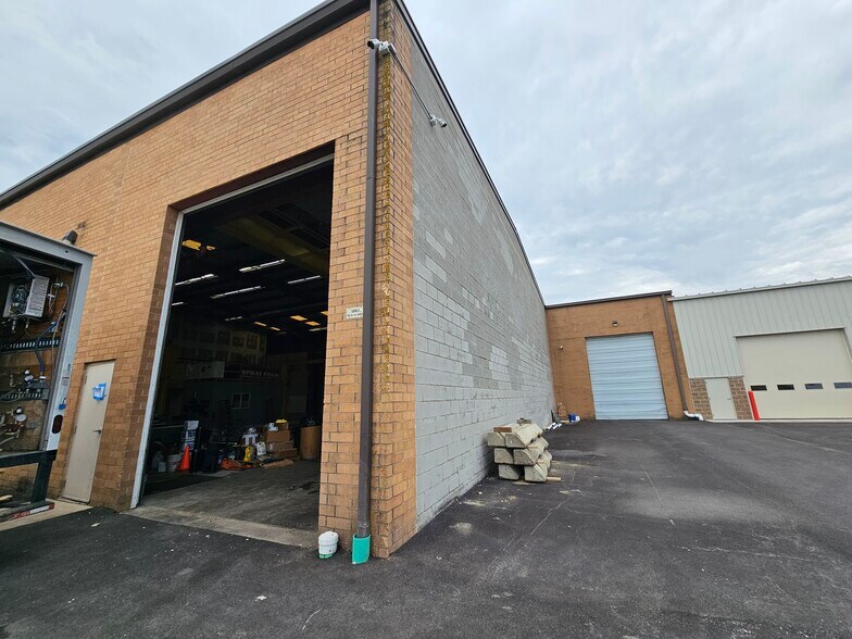 More Photos Of 22530 S Center Rd, Frankfort Warehouse For Lease