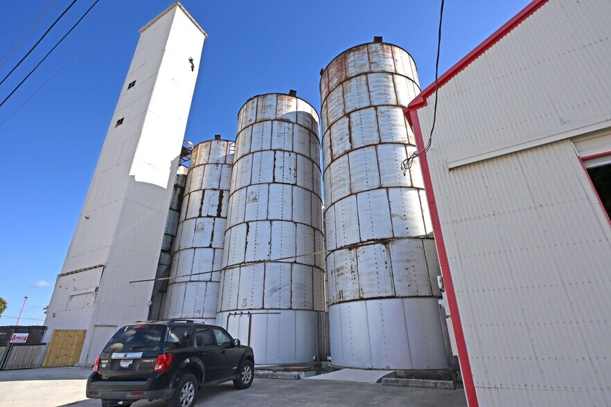 More Photos Of 1123 Bowie St, Seguin Warehouse For Sale