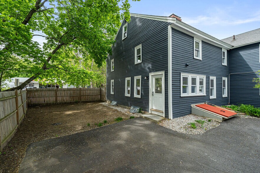 More Photos Of 3 Portsmouth Ave, Exeter General Retail For Sale