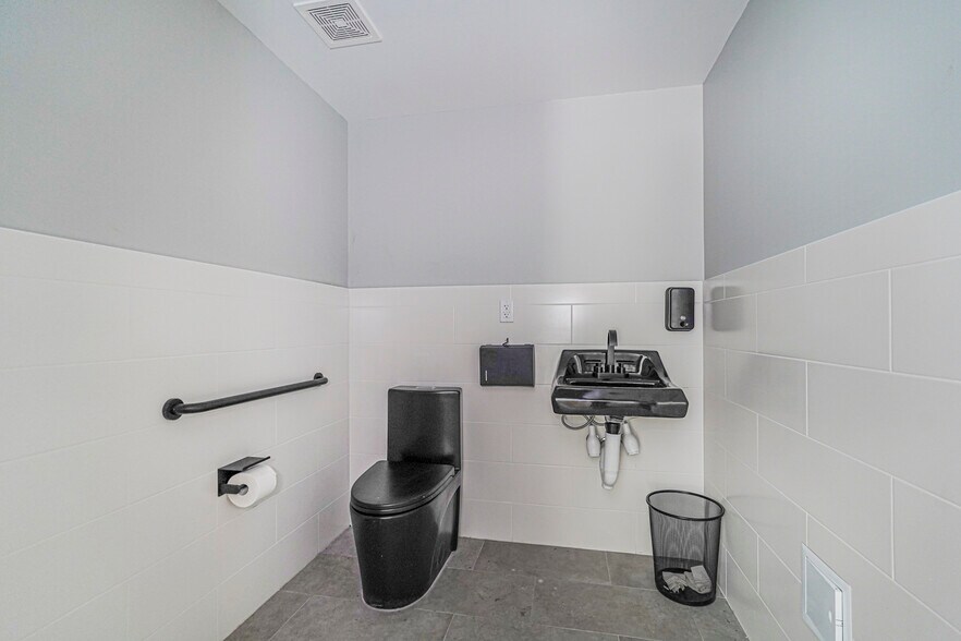 More Photos Of 259 Walker St, Staten Island Office For Sale