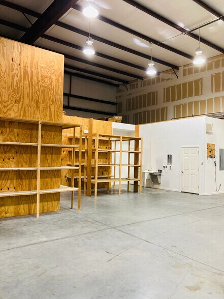 More Photos Of 7065 NW 22nd St, Gainesville Warehouse For Lease