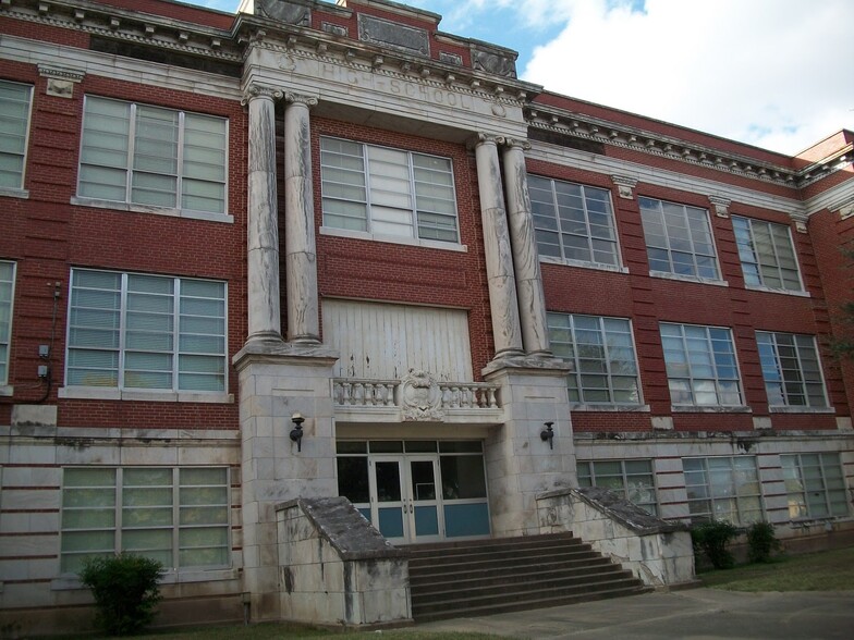 Primary Photo Of 221 N Washington St, Ardmore Schools For Sale