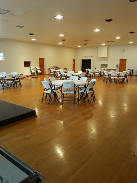 More Photos Of 120 S Echo St, Holdenville Bar For Sale