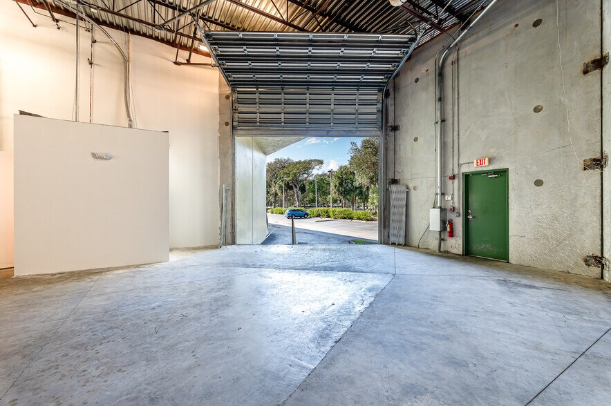 More Photos Of 1200 S Rogers Cir, Boca Raton Warehouse For Lease