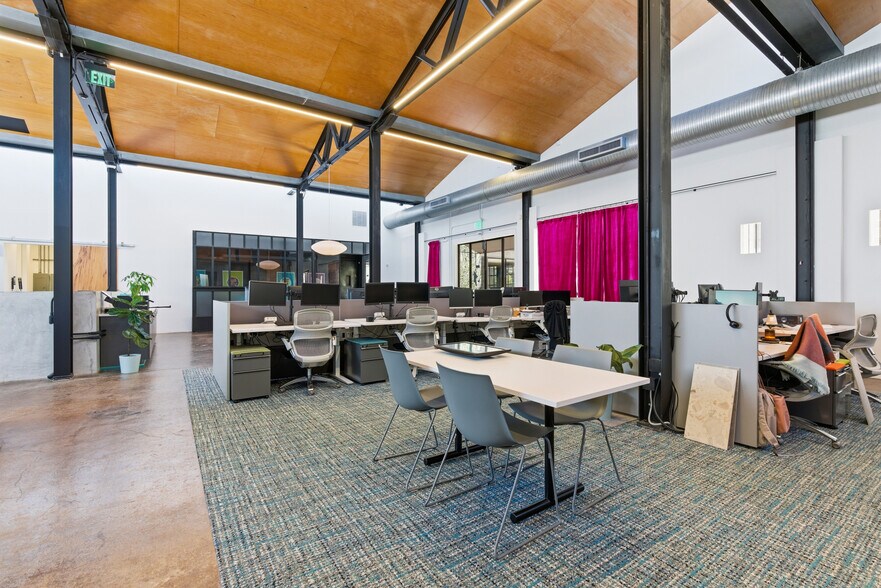 More Photos Of 311-321 Sixth St, San Antonio Office For Sale
