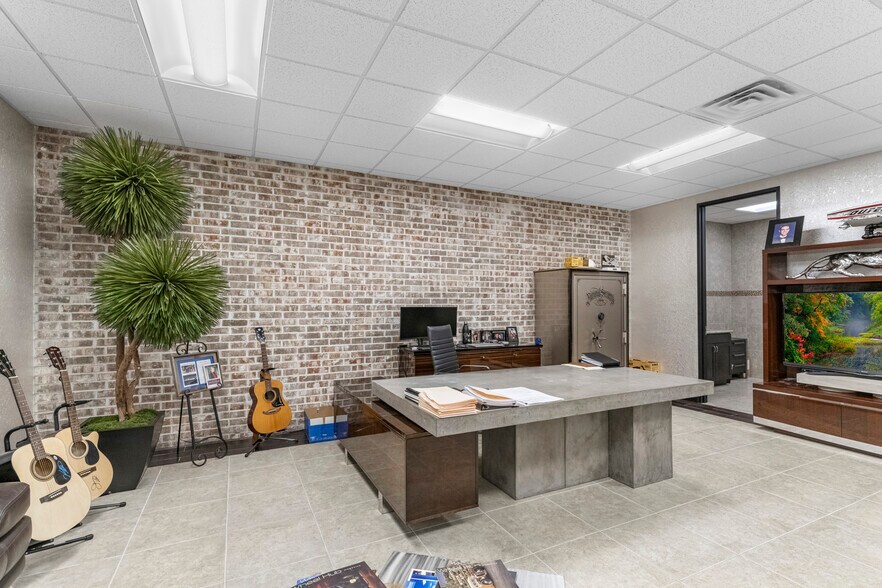 More Photos Of 15010 Lakefair Dr, Richmond Medical For Sale