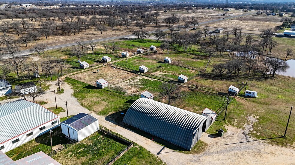 More Photos Of 7206 S FM 51, Boyd Veterinarian Kennel For Sale