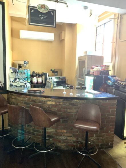 More Photos Of 18 Green St, Newark Storefront Retail Office For Lease