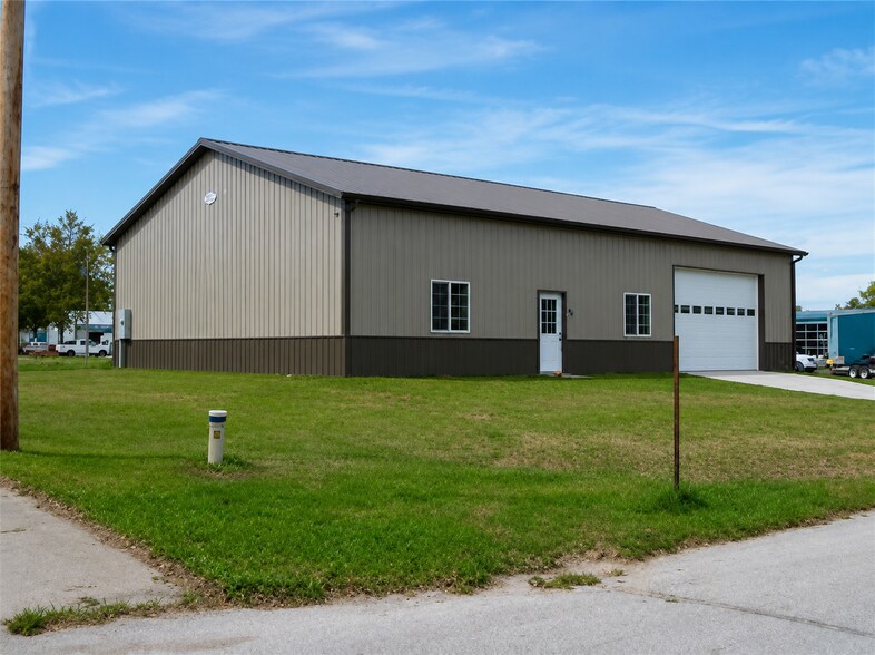 Primary Photo Of 503 N 7th St, Adel Flex For Lease