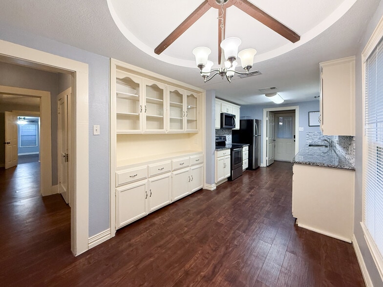 More Photos Of 211 Second St, Denton Flex For Sale