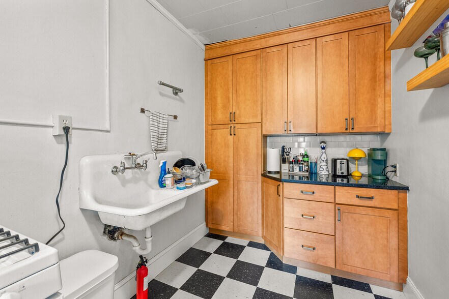 More Photos Of 516 University Ave SE, Minneapolis Apartments For Sale