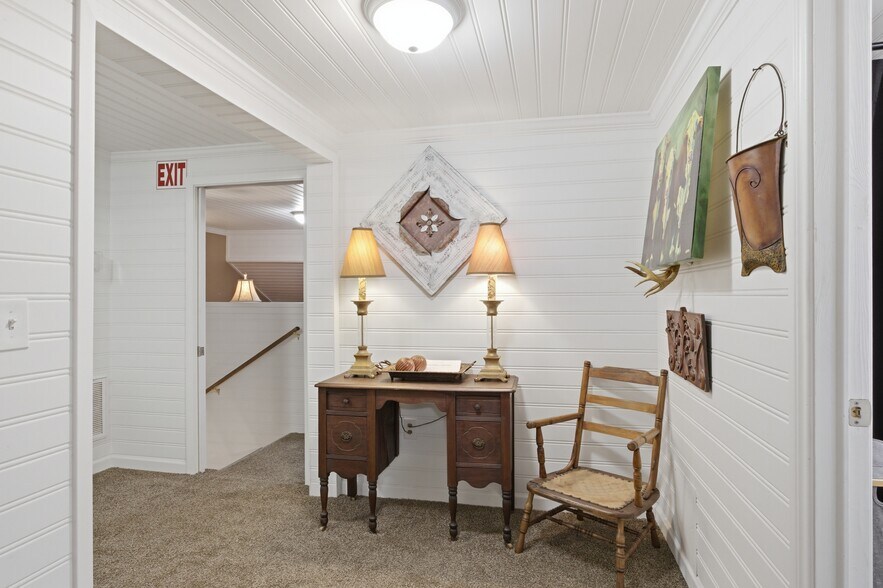 More Photos Of 10 S Side Sq, Cooper Freestanding For Sale
