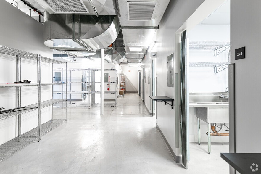 More Photos Of 16711-16725 Hawthorne Blvd, Lawndale Unknown For Lease