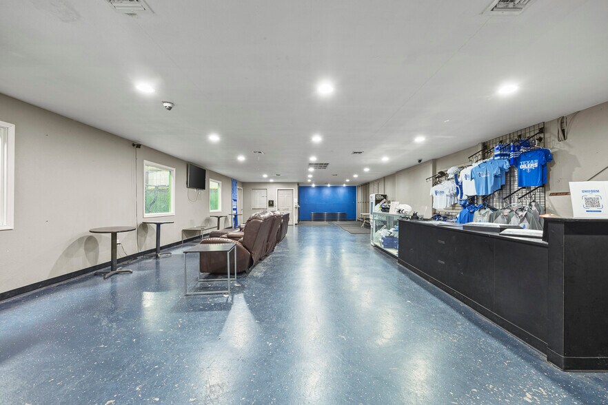 More Photos Of 505 County Line Rd, Rockwall Flex For Sale