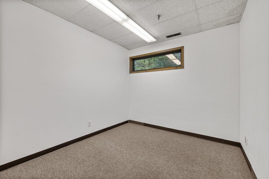 More Photos Of 1075 National Pky, Mansfield Office For Sale