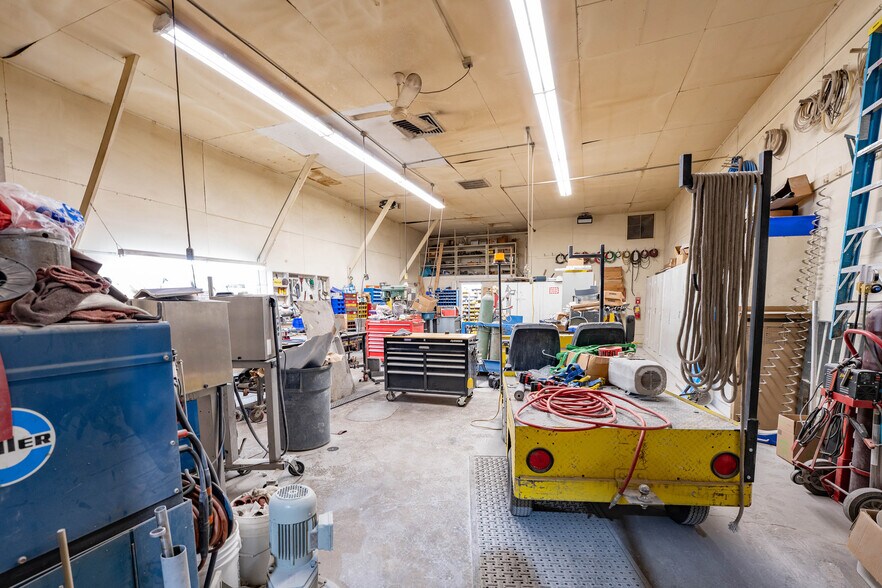 More Photos Of 225 Lawton Ave, Hereford Manufacturing For Sale