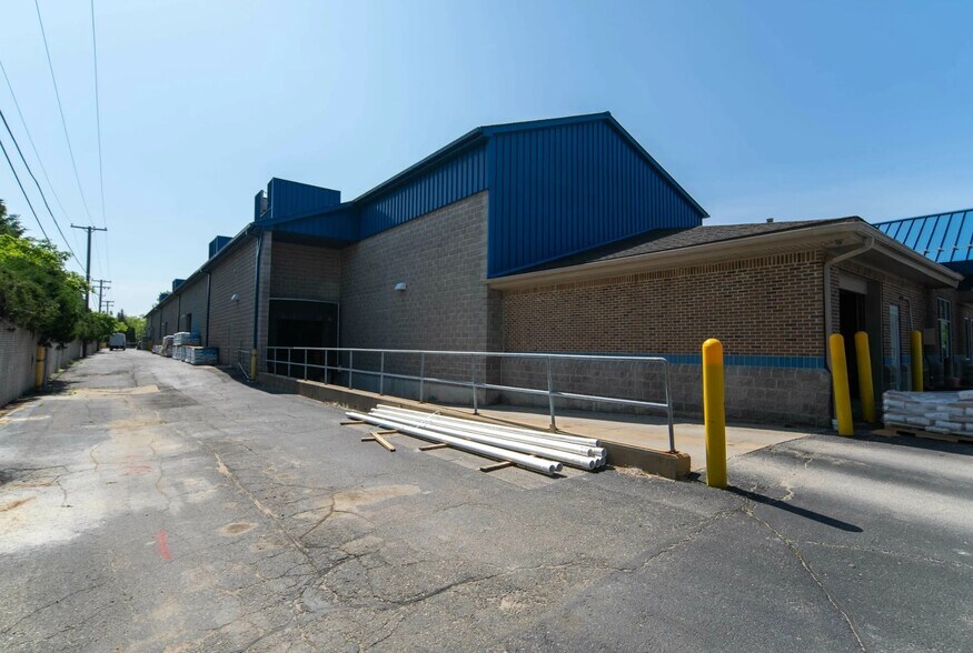 More Photos Of 3770 Dixie Hwy, Waterford Showroom For Sale