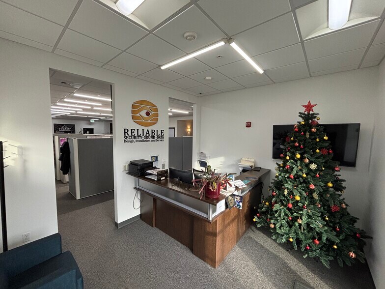 More Photos Of 3727 McDougall Ave, Everett Flex For Lease