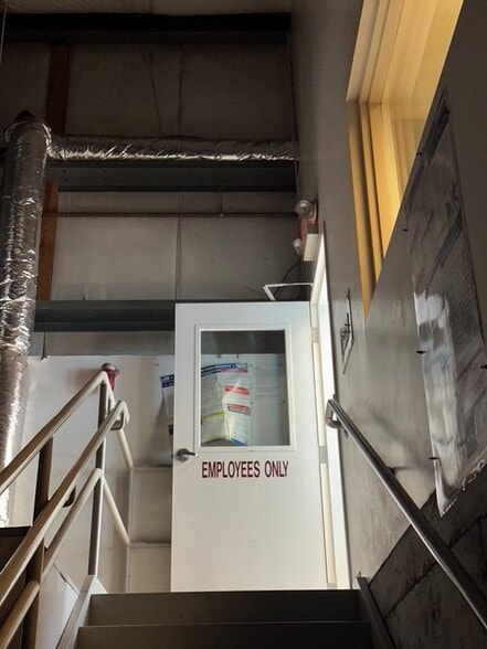 More Photos Of 160 S Turnpike Rd, Wallingford Light Distribution For Lease