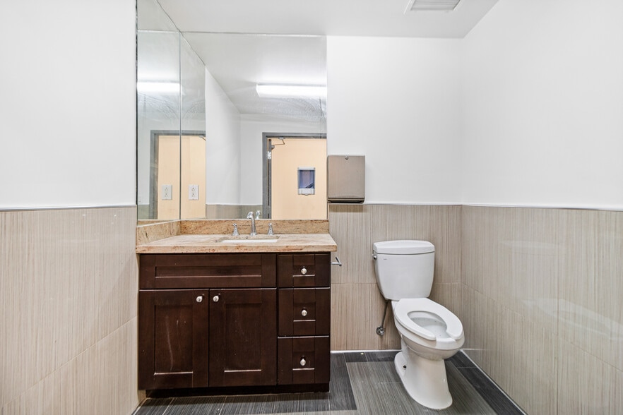 More Photos Of 1015 Crocker St, Los Angeles Storefront For Sale