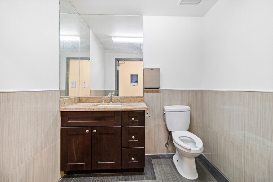 More Photos Of 1015 Crocker St, Los Angeles Storefront For Sale