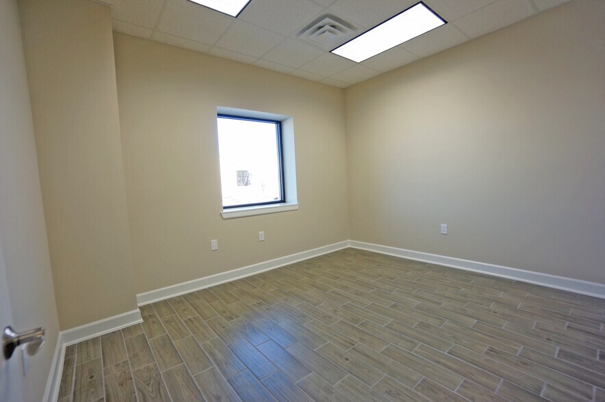 More Photos Of 202 Industrial Blvd, Sugar Land Warehouse For Sale