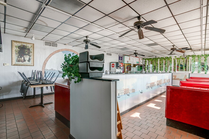 More Photos Of 8901 Jacksboro Hwy, Lakeside Restaurant For Lease