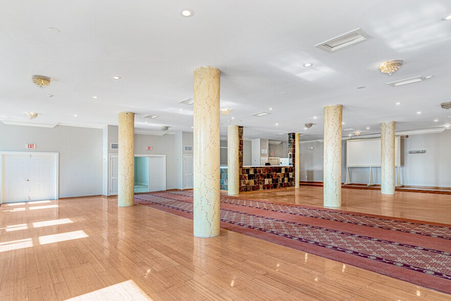 More Photos Of 2613 W Hunting Park Ave, Philadelphia Light Distribution For Lease