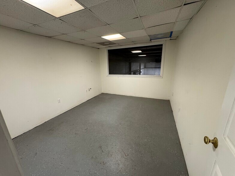 More Photos Of 205 Brick Kiln Rd, Winchester Warehouse For Lease