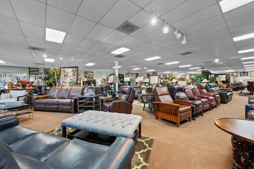 More Photos Of 23681 Newhall Ave, Santa Clarita Freestanding For Sale