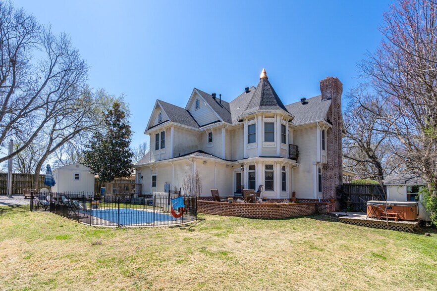 More Photos Of 306 N Main St, Bentonville Hospitality For Sale