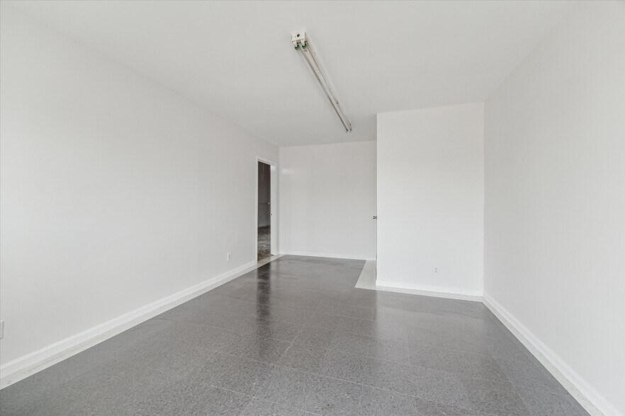 More Photos Of 10205 Market St, Jacinto City Unknown For Lease