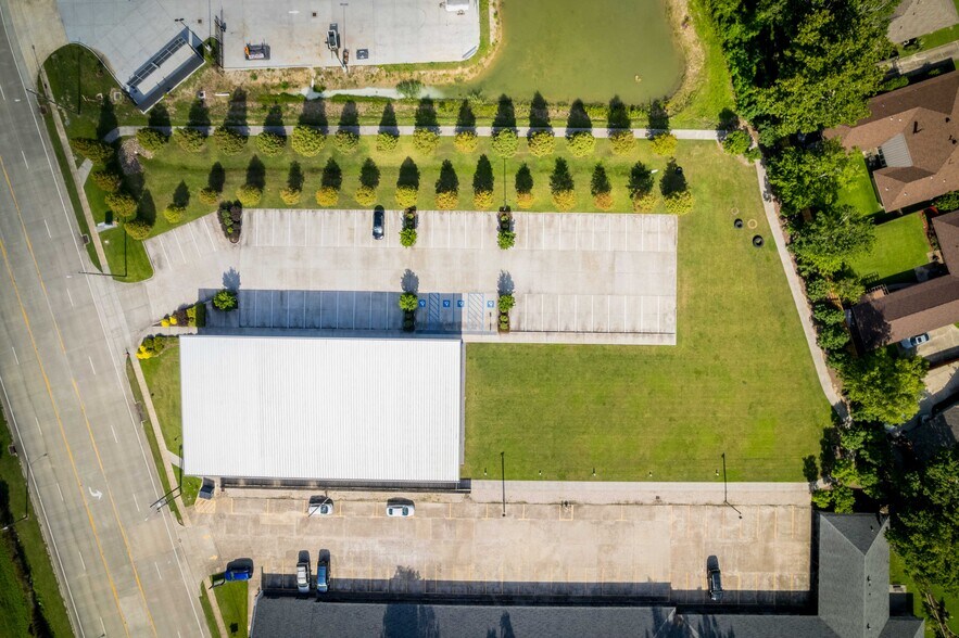 More Photos Of 12110 S Harrells Ferry Rd, Baton Rouge Showroom For Lease