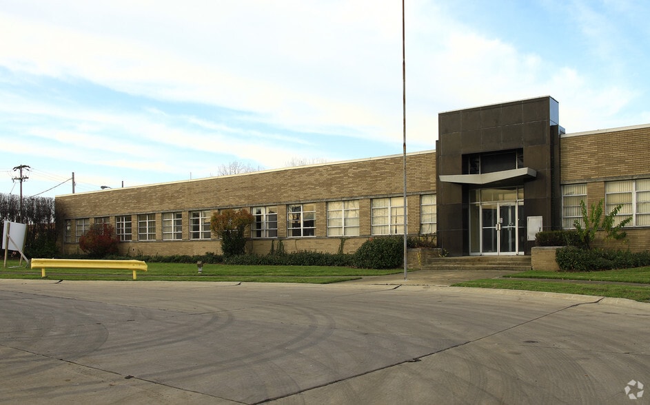 Primary Photo Of 19201 Cranwood Pky, Warrensville Heights Warehouse For Lease