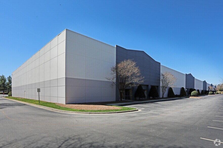 More Photos Of 490 Gallimore Dairy Rd, Greensboro Distribution For Lease