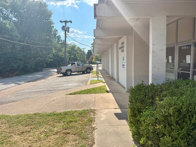 More Photos Of 170 8th St SE, Paris Office For Sale