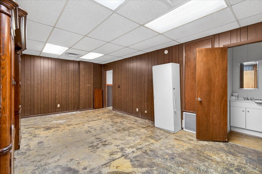 More Photos Of 121 N Maple St, Nowata Storefront For Sale