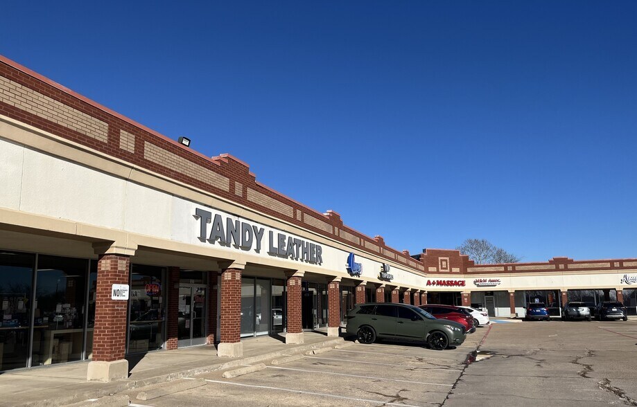 More Photos Of 6900 Denton Hwy, Watauga Restaurant For Lease