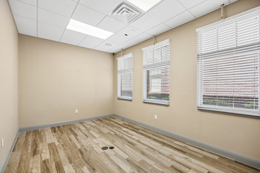 More Photos Of 118 Lynn Ave, Lewisville Office For Sale