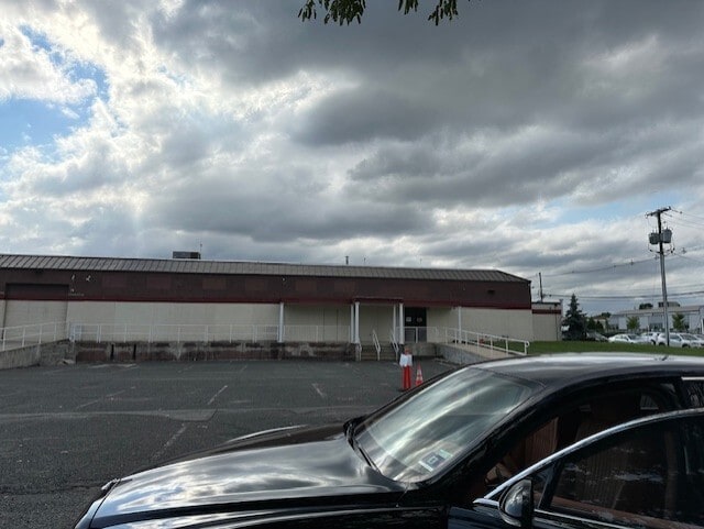 More Photos Of 5 Johnson Dr, Raritan Warehouse For Lease